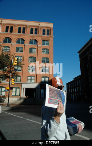 Nov 22, 2006 ; Dallas, TX, USA ; un homme hawks pour les visiteurs à l'angle en face de la fenêtre du sixième étage où Lee Harvey Oswald shot le président John F. Kennedy en passant par un cortège sur novembre 22,1963. Crédit obligatoire : Photo par David Teagle/ZUMA Press. (©) Copyright 2006 by David Teagle Banque D'Images