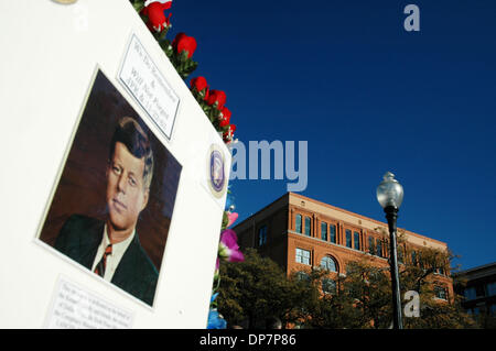 Nov 22, 2006 ; Dallas, TX, USA ; un mémorial représente un jour près du bâtiment où le président John F. Kennedy a été assassiné à Dallas, Texas le novembre 22,1963 à partir d'une fenêtre au sixième étage maintenant presque obscurci par live Oaks. Crédit obligatoire : Photo par David Teagle/ZUMA Press. (©) Copyright 2006 by David Teagle Banque D'Images