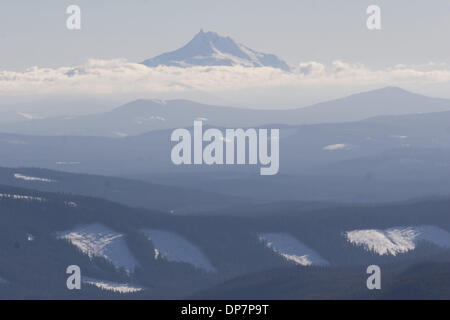 Nov 22, 2006 ; Mt. Capot, OU, USA ; Mt. Jefferson s'élève au-dessus des nuages près de la coupe à vus de Mt. Hood Timberline Lodge, dans l'Oregon Cascade Mountains. Crédit obligatoire : Photo de Richard Clement/ZUMA Press. (©) Copyright 2006 by Richard Clement Banque D'Images