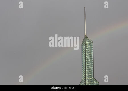 Nov 22, 2006 ; Portland, OR, USA ; Oregon Convention Center tower avec arc-en-ciel. Crédit obligatoire : Photo de Richard Clement/ZUMA Press. (©) Copyright 2006 by Richard Clement Banque D'Images