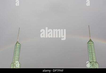 Nov 22, 2006 ; Portland, OR, USA ; Oregon Convention Center avec arc-en-ciel. Crédit obligatoire : Photo de Richard Clement/ZUMA Press. (©) Copyright 2006 by Richard Clement Banque D'Images