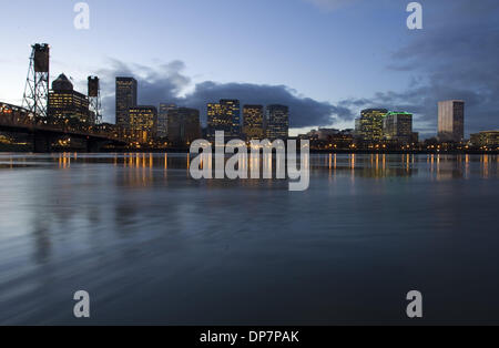 Nov 22, 2006 ; Portland, OR, USA ; Skyline de Willamette River au crépuscule. Crédit obligatoire : Photo de Richard Clement/ZUMA Press. (©) Copyright 2006 by Richard Clement Banque D'Images