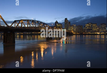 Nov 22, 2006 ; Portland, OR, USA ; Skyline avec rivière Willamette et Hawthorne Bridge at Dusk. Crédit obligatoire : Photo de Richard Clement/ZUMA Press. (©) Copyright 2006 by Richard Clement Banque D'Images
