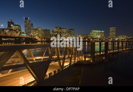 Nov 22, 2006 ; Portland, OR, USA ; Skyline at Dusk de Willamette River et de la jetée. Crédit obligatoire : Photo de Richard Clement/ZUMA Press. (©) Copyright 2006 by Richard Clement Banque D'Images