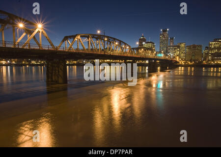 Nov 22, 2006 ; Portland, OR, USA ; Skyline avec rivière Willamette et Hawthorne Bridge at Dusk. Crédit obligatoire : Photo de Richard Clement/ZUMA Press. (©) Copyright 2006 by Richard Clement Banque D'Images