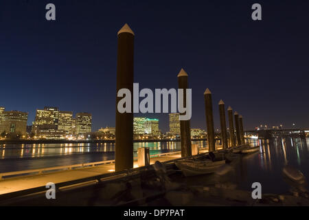 Nov 22, 2006 ; Portland, OR, USA ; Skyline at Dusk de Willamette River et de la jetée. Crédit obligatoire : Photo de Richard Clement/ZUMA Press. (©) Copyright 2006 by Richard Clement Banque D'Images