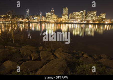 Nov 22, 2006 ; Portland, OR, USA ; Skyline at Dusk de Willamette River et de la jetée. Crédit obligatoire : Photo de Richard Clement/ZUMA Press. (©) Copyright 2006 by Richard Clement Banque D'Images
