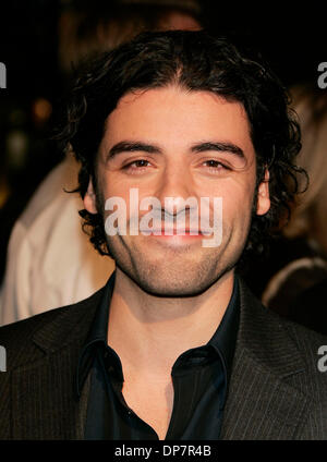 Nov 28, 2006 ; Los Angeles, Californie, USA ; acteur OSCAR ISAAC à 'La Nativité' Los Angeles Premiere au profit de Habitat pour l'humanité s'est tenue à l'Academy of Motion Pictures. Crédit obligatoire : Photo de Lisa O'Connor/ZUMA Press. (©) Copyright 2006 by Lisa O'Connor Banque D'Images