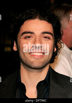 Nov 28, 2006 ; Los Angeles, Californie, USA ; acteur OSCAR ISAAC à 'La Nativité' Los Angeles Premiere au profit de Habitat pour l'humanité s'est tenue à l'Academy of Motion Pictures. Crédit obligatoire : Photo de Lisa O'Connor/ZUMA Press. (©) Copyright 2006 by Lisa O'Connor Banque D'Images