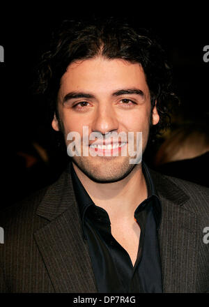 Nov 28, 2006 ; Los Angeles, Californie, USA ; acteur OSCAR ISAAC à 'La Nativité' Los Angeles Premiere au profit de Habitat pour l'humanité s'est tenue à l'Academy of Motion Pictures. Crédit obligatoire : Photo de Lisa O'Connor/ZUMA Press. (©) Copyright 2006 by Lisa O'Connor Banque D'Images