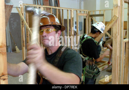 Nov 08, 2006 ; San Mateo, CA, USA ; Jack Anderson permet d'encadrer une structure à l'école apprenti menuisier à Pleasanton. Anderson, qui a passé plus de quatre en service actif dans l'armée américaine, la 82e division aéroportée est présent dans la 'du Régiment aux bâtiments, qui permet aux anciens combattants de bénéficier d'une formation dans les métiers du bâtiment. Crédit obligatoire : Photo par Bob Pepping/Contra Costa Times/ZUMA Press. (©) Copyri Banque D'Images