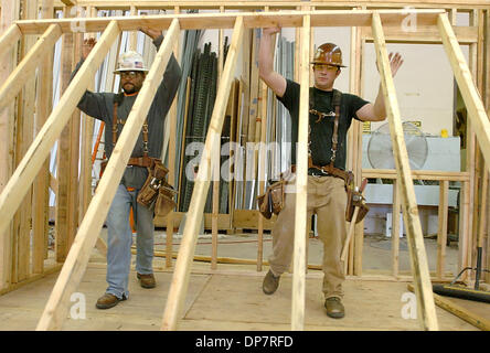 Nov 08, 2006 ; San Mateo, CA, USA ; Jack Anderson, droite, avec Fidel, gauche, soulève un mur le cadre à l'apprenti menuisier school à Pleasanton. Anderson, qui a passé plus de quatre en service actif dans l'armée américaine, la 82e division aéroportée est présent dans la 'du Régiment aux bâtiments, qui permet aux anciens combattants de bénéficier d'une formation dans les métiers du bâtiment. Crédit obligatoire : Photo par Bob Pepping/Contra C Banque D'Images