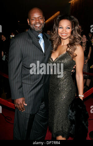 Nov 29, 2006 ; Los Angeles, Californie, USA ; Danse avec les Stars gagnant Emmitt Smith et son épouse Patricia lors de la 8e famille Television Awards tenue à l'hôtel Hilton. Crédit obligatoire : Photo de Lisa O'Connor/ZUMA Press. (©) Copyright 2006 by Lisa O'Connor Banque D'Images