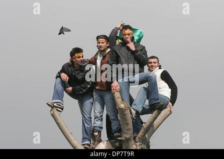 Mar 03, 2006 ; Istanbul, Turquie ; les Kurdes turcs manifestent leur soutien de leader du PKK emprisonné, Abdullah Ocalan, lors d'une fête du nouvel an kurde Newroz dans le district de Zeytinburnu Istanbul le 19 mars 2006. Crédit obligatoire : Photo par David Honl/ZUMA Press. (©) Copyright 2006 by David Honl Banque D'Images