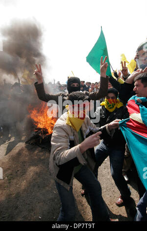 Mar 03, 2006 ; Istanbul, Turquie ; les Kurdes turcs Biji serok crier 'Apo' ou 'Hail Président Apo' à l'appui de leader du PKK emprisonné, Abdullah Ocalan, lors d'une fête du nouvel an kurde Newroz dans le district de Zeytinburnu Istanbul le 19 mars 2006. Crédit obligatoire : Photo par David Honl/ZUMA Press. (©) Copyright 2006 by David Honl Banque D'Images