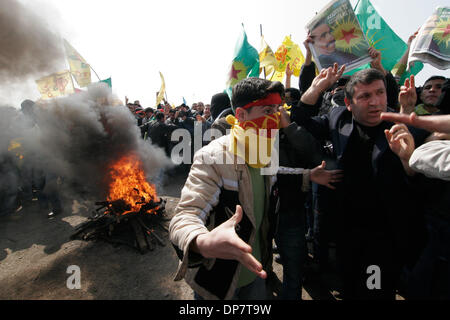 Mar 03, 2006 ; Istanbul, Turquie ; les Kurdes turcs Biji serok crier 'Apo' ou 'Hail Président Apo' à l'appui de leader du PKK emprisonné, Abdullah Ocalan, lors d'une fête du nouvel an kurde Newroz dans le district de Zeytinburnu Istanbul le 19 mars 2006. Crédit obligatoire : Photo par David Honl/ZUMA Press. (©) Copyright 2006 by David Honl Banque D'Images