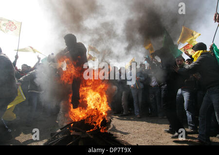 Mar 03, 2006 ; Istanbul, Turquie ; les Kurdes turcs Biji serok crier 'Apo' ou 'Hail Président Apo' à l'appui de leader du PKK emprisonné, Abdullah Ocalan, lors d'une fête du nouvel an kurde Newroz dans le district de Zeytinburnu Istanbul le 19 mars 2006. Crédit obligatoire : Photo par David Honl/ZUMA Press. (©) Copyright 2006 by David Honl Banque D'Images