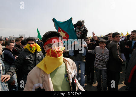 Mar 03, 2006 ; Istanbul, Turquie ; les Kurdes turcs Biji serok crier 'Apo' ou 'Hail Président Apo' à l'appui de leader du PKK emprisonné, Abdullah Ocalan, lors d'une fête du nouvel an kurde Newroz dans le district de Zeytinburnu Istanbul le 19 mars 2006. Crédit obligatoire : Photo par David Honl/ZUMA Press. (©) Copyright 2006 by David Honl Banque D'Images