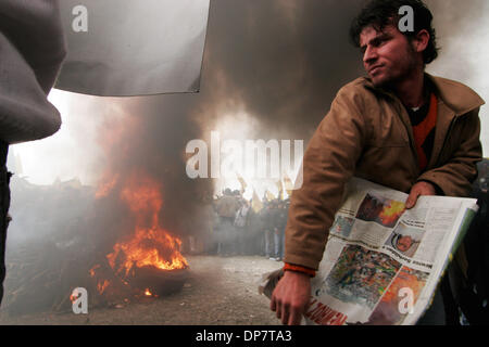 Mar 03, 2006 ; Istanbul, Turquie ; voix kurdes de Turquie pour soutenir le leader du PKK emprisonné, Abdullah Ocalan, lors d'une fête du nouvel an kurde Newroz dans le district de Zeytinburnu Istanbul le 19 mars 2006. Crédit obligatoire : Photo par David Honl/ZUMA Press. (©) Copyright 2006 by David Honl Banque D'Images