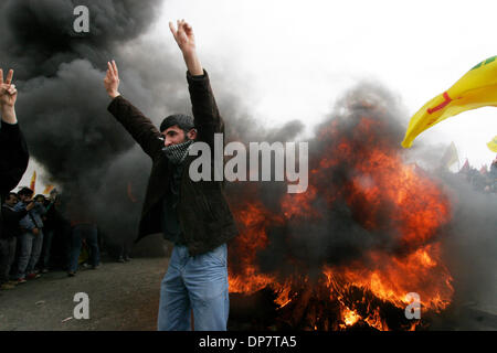 Mar 03, 2006 ; Istanbul, Turquie ; les Kurdes turcs Biji serok crier 'Apo' ou 'Hail Président Apo' à l'appui de leader du PKK emprisonné, Abdullah Ocalan, lors d'une fête du nouvel an kurde Newroz dans le district de Zeytinburnu Istanbul le 19 mars 2006. Crédit obligatoire : Photo par David Honl/ZUMA Press. (©) Copyright 2006 by David Honl Banque D'Images