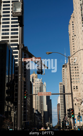 Vue vers le bas et le long de la Michigan Avenue, le Magnificent Mile, à l'écart de la circulation vers le haut et les gens. Banque D'Images