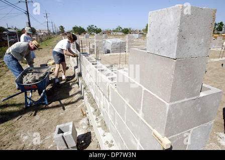 26 avr 2006 - La Nouvelle-Orléans, CA, USA - Bénévoles de Habitat pour l'humanité à construire des maisons dans le village de musicien de la Nouvelle Orléans l'année dernière après dommages de l'ouragan Katrina. (Crédit Image : © Jane Tyska/l'Oakland Tribune/ZUMA Press) RESTRICTIONS : * DÉPART * Droits de tabloïds USA Banque D'Images