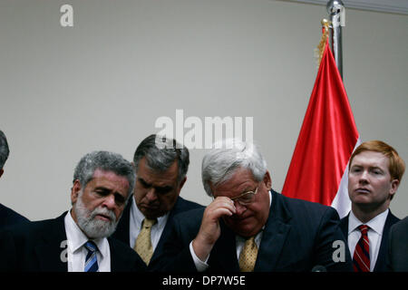 Jun 02, 2006 ; BAGDAD, IRAQ, le président de la Chambre Dennis Hastert est à l'écoute d'un interprète pour le premier ministre irakien Nouri al-Maliki tout en représentant américain RAY LAHOOD regarde sur. Hastert a été en Irak pour rencontrer des soldats américains et des membres du nouveau gouvernement irakien. Hier, al-Maliki a déclaré l'état d'urgence dans la région de Basra et promis d 'utiliser une poigne de fer contre les dirigeants des bandes Banque D'Images