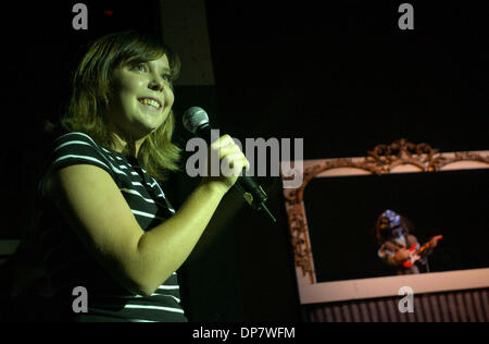 Sep 13, 2006 - Portland, Oregon, USA - Katie McClenahan, marionnettiste et singer avec 'Jollyship Whiz Bang' chante lors d'un concert à l'usine. Banque D'Images