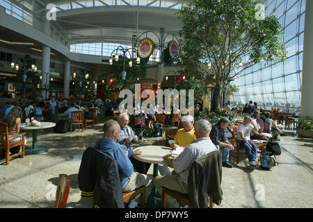 Oct 15, 2006 ; Irvine, CA, USA ; John Wayne Airport est situé dans le comté d'Orange, en Californie, entre les villes de Santa Ana, Newport Beach, Costa Mesa, et Irvine. D'abord sous le nom de l'Aéroport du Comté d'Orange, la county a rebaptisé en 1979 en l'honneur de l'acteur John Wayne, résidant sur l'île du Lido dans les environs de Newport Harbor et est mort cette année. L'aéroport dessert les gen Banque D'Images