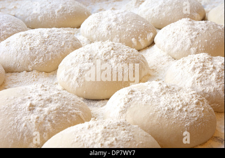 Boules de pâte recouverte de farine de blé prêt à cuire Banque D'Images