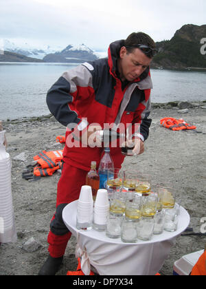 Oct 28, 2006 ; Ainsworth Bay, Terre de Feu, CHILI ; 'On the rocks' prend un sens nouveau quand l'option 'rocks' sont des morceaux de iceberg servis par le barman du navire de croisière. Les passagers du navire chilien Via Australis retour d'une randonnée dans le Parque Nationale Alberto Maria Augustini, où un naturaliste-led d' éléphants de mer et la visite de la forêt de Magellan. Crédit obligatoire : Banque D'Images