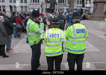 Trois agents de la Police métropolitaine dans la région de Parliament Square, London, UK. Banque D'Images