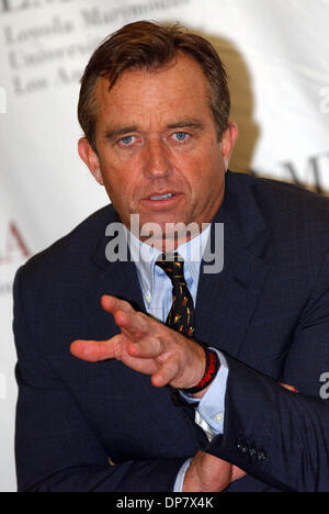 Nov 01, 2006 ; Los Angeles, CA, USA ; ROBERT F KENNEDY JR s'adresse aux journalistes alors que sur le campus de Loyola Marymount University. Crédit obligatoire : Photo par Schmitt riche/ZUMA Press. (©) Copyright 2006 by rich Schmitt Banque D'Images