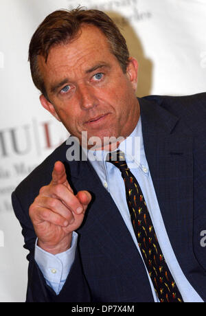 Nov 01, 2006 ; Los Angeles, CA, USA ; ROBERT F KENNEDY JR s'adresse aux journalistes alors que sur le campus de Loyola Marymount University. Crédit obligatoire : Photo par Schmitt riche/ZUMA Press. (©) Copyright 2006 by rich Schmitt Banque D'Images