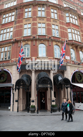 Entrée principale de l'hôtel Radisson Blu Edwardian Hampshire Hotel, Leicester Square, Londres, Royaume-Uni. Banque D'Images