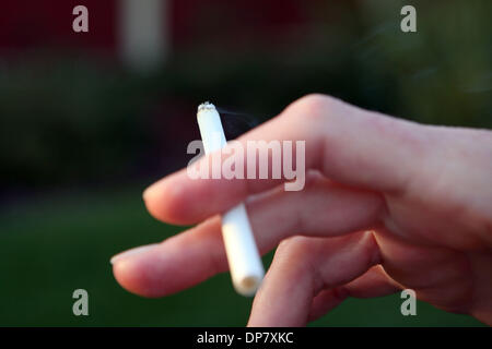 Nov 26, 2006 ; Long Beach, CA, USA ; femme de fumer une cigarette. Crédit obligatoire : Photo par Marianna Massey Jour/ZUMA Press. (©) Copyright 2006 par Marianna jour Massey Banque D'Images