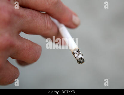 Nov 26, 2006 ; Long Beach, CA, USA ; femme de fumer une cigarette. Crédit obligatoire : Photo par Marianna Massey Jour/ZUMA Press. (©) Copyright 2006 par Marianna jour Massey Banque D'Images