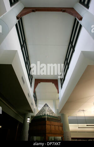 Nov 27, 2006 ; San Diego, CA, USA ; l'intérieur de l'encore Mesa-Kearny Direction générale ouverte Serra Mesa bibliothèque dont l'ouverture est prévue le samedi 2 décembre. Crédit obligatoire : Photo par Howard Lipin/SDU-T/ZUMA Press. (©) Copyright 2006 by SDU-T Banque D'Images