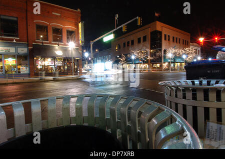 Nov 29, 2006 ; Ann Arbor, MI, USA ; Le trafic qui passe sur une nuit d'automne en DT Ann Arbor, le 29 novembre 2006. Ann Arbor, MI, est une véritable ville universitaire, au milieu des difficultés économiques qui se profile de l'industrie automobile. Crédit obligatoire : Photo par Mark Bialek/ZUMA Press. (©) Copyright 2006 par Mark Bialek Banque D'Images