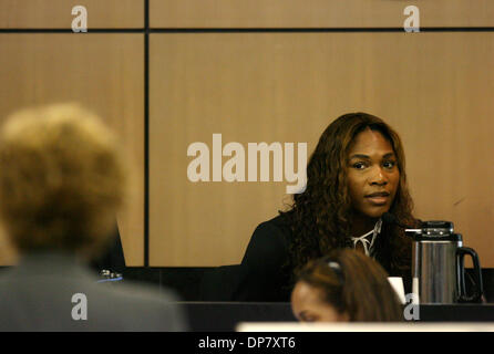 Nov 29, 2006 ; West Palm Beach, FL, USA ; SERENA WILLIAMS répond à des questions au sujet de sa déclaration d'impôt 1999 de l'avocat des demandeurs en prenant la parole devant la cour pendant un sentier entre la famille Williams contre deux des promoteurs qui prétendent Vénus et Serena est revenue sur un contrat pour apparaître dans une Bataille-de-la-Sexes-style tournoi au juge Jeffrey Winikoff d'audience à l'Palm Banque D'Images