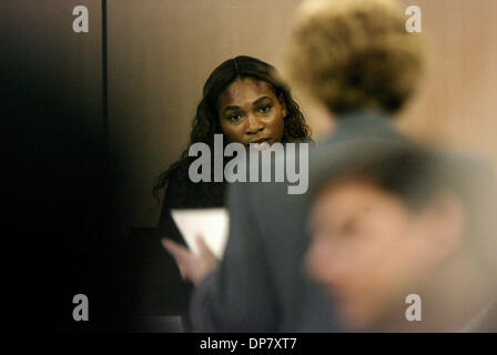 Nov 29, 2006 ; West Palm Beach, FL, USA ; SERENA WILLIAMS répond aux questions du demandeur Procureur Judy Hyman en prenant la parole devant la cour pendant un sentier entre la famille Williams contre deux des promoteurs qui prétendent Vénus et Serena est revenue sur un contrat pour apparaître dans une Bataille-de-la-Sexes-style tournoi en salle d'audience juge Jeffrey Winikoff au Palm Beach County Courthouse dans Banque D'Images