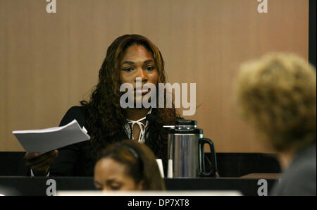 Nov 29, 2006 ; West Palm Beach, FL, USA ; SERENA WILLIAMS les mains une déposition à l'avocat des demandeurs en prenant la parole devant la cour pendant un sentier entre la famille Williams contre deux des promoteurs qui prétendent Vénus et Serena est revenue sur un contrat pour apparaître dans une Bataille-de-la-Sexes-style tournoi en salle d'audience juge Jeffrey Winikoff au Palm Beach County Courthouse dans W Banque D'Images