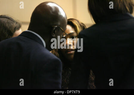 Nov 29, 2006 ; West Palm Beach, FL, USA ; SERENA WILLIAMS center, parle avec l'avocat de la défense Malcolm Cunningham lors d'une pause de témoigner devant un tribunal au cours d'un sentier entre la famille Williams contre deux des promoteurs qui prétendent Vénus et Serena est revenue sur un contrat pour apparaître dans une Bataille-de-la-Sexes-style tournoi en salle d'audience juge Jeffrey Winikoff au Palm Beach Cou Banque D'Images