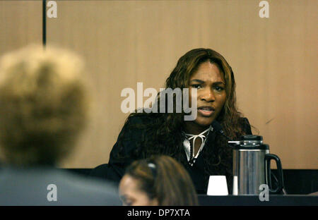 Nov 29, 2006 ; West Palm Beach, FL, USA ; SERENA WILLIAMS répond aux questions du demandeur Procureur Judy Hyman en prenant la parole devant la cour pendant un sentier entre la famille Williams contre deux des promoteurs qui prétendent Vénus et Serena est revenue sur un contrat pour apparaître dans une Bataille-de-la-Sexes-style tournoi en salle d'audience juge Jeffrey Winikoff au Palm Beach County Courthouse dans Banque D'Images