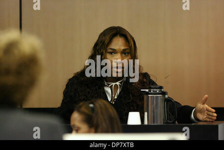 Nov 29, 2006 ; West Palm Beach, FL, USA ; SERENA WILLIAMS répond aux questions du demandeur Procureur Judy Hyman en prenant la parole devant la cour pendant un sentier entre la famille Williams contre deux des promoteurs qui prétendent Vénus et Serena est revenue sur un contrat pour apparaître dans une Bataille-de-la-Sexes-style tournoi en salle d'audience juge Jeffrey Winikoff au Palm Beach County Courthouse dans Banque D'Images