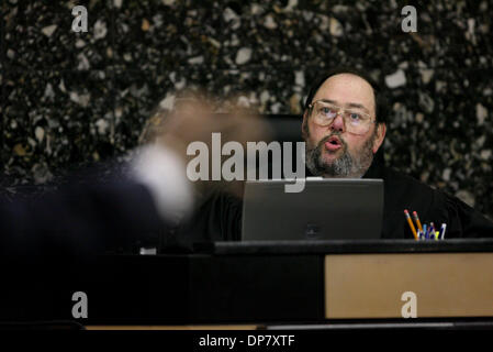 Nov 29, 2006 ; West Palm Beach, FL, USA ; juge Jeffrey Winikoff ordonne à l'avocat de la défense Malcolm Cunningham pour permettre le demandeur procureur pour terminer une question posée à Serena Williams pendant son témoignage dans un sentier entre la famille Williams contre deux des promoteurs qui prétendent Vénus et Serena est revenue sur un contrat pour apparaître dans une Bataille-de-la-Sexes-style tournoi au Pa Banque D'Images