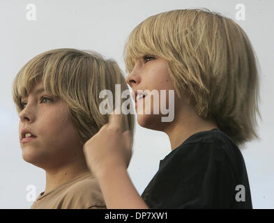 Nov 29, 2006 ; West Palm Beach, FL, USA ; Dylan (à gauche) et Cole Sprouse, stars de la populaire émission Disney Channel la vie de palace de Zack et Cody, sont d'une finition film grand écran, le Prince et le pauvre, un chêne Films Production, faite à G-Star Studios et autour de Palm Beach County. Crédit obligatoire : Photo de Thomas Cordy/Palm Beach Post/ZUMA Press. (©) Copyright 2006 par Palm Être Banque D'Images