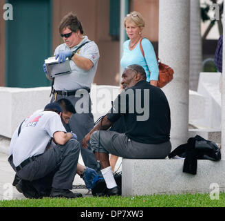 Nov 29, 2006 ; West Palm Beach, FL, USA ; West Palm Beach Fire et de secouristes et Palm Beach County Sheriffs policiers ont tendance à Richard Williams à l'extérieur de la Palm Beach County Court House le jeudi. Crédit obligatoire : Photo par Alyssa/Schukar Palm Beach Post/ZUMA Press. (©) Copyright 2006 par Palm Beach Post Banque D'Images