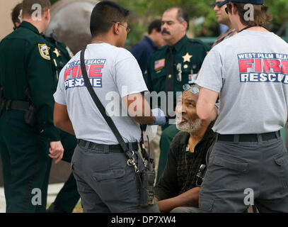 Nov 29, 2006 ; West Palm Beach, FL, USA ; West Palm Beach Fire et de secouristes et Palm Beach County Sheriffs policiers ont tendance à Richard Williams à l'extérieur de la Palm Beach County Court House le jeudi. Crédit obligatoire : Photo par Alyssa/Schukar Palm Beach Post/ZUMA Press. (©) Copyright 2006 par Palm Beach Post Banque D'Images