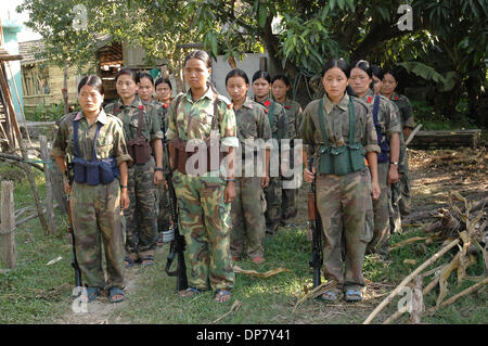 Nov 30, 2006 ; Sarlahi, Népal ; Femmes les combattants du 3e Brigade pour le Népal maoïste de l'Armée de libération du peuple au garde à vous pour les exercices du matin. Le Parti communiste maoïste du Népal (CPN) ont maintenant des accords de paix avec le gouvernement après 11 ans de guerre civile. Le Parti communiste du Népal a rejoint en gouvernement provisoire et déposé les armes sous l'inspection de l'ONU. Au cours de Banque D'Images